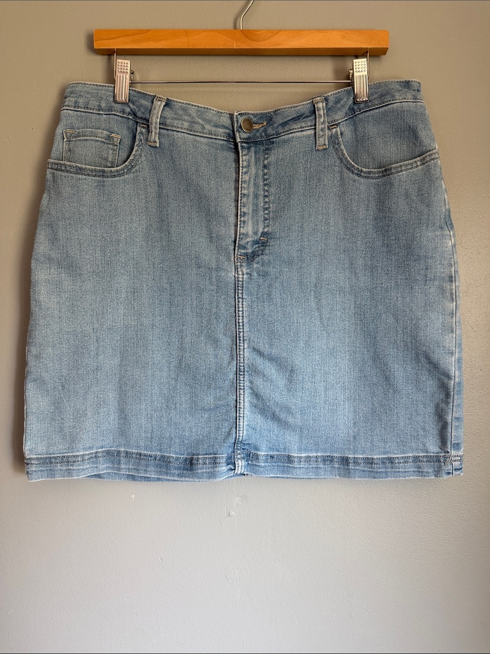 Lee Women’s Light Wash Mid-Rise Denim Mini Skort Skirt